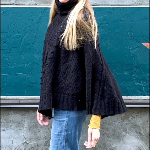 🖤PONCHO🖤 Black Knit Pom Pom Poncho in Excellent Condition 🖤 NICE and SOFT🖤 - Picture 3 of 8